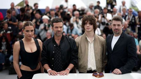 Los actores Adele Exarchopoulos, Romain Duris y Paul Kircher, junto a Thomas Cailley, director de la cinta El reino animal, en Cannes. 