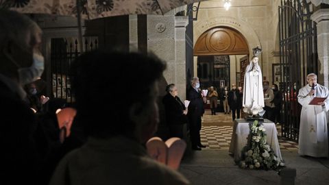 No hubo procesión de Fátima pero algunos fieles se dieron cita en torno a la imagen de la virgen en el atrio del templo de O Couto