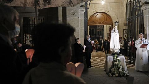 No hubo procesin de Ftima pero algunos fieles se dieron cita en torno a la imagen de la virgen en el atrio del templo de O Couto