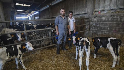 Iván, de la Ganadería Pombo, compró cuatro vacas en Alemania cuyas crías, separadas del resto, no puede comercializar por falta de la vacuna