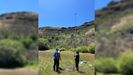 Los investigadores utilizan una sonda de varios metros de largo para extraer muestras de sedimento del fondo de la laguna de Lucenza, que está seca durante el verano 