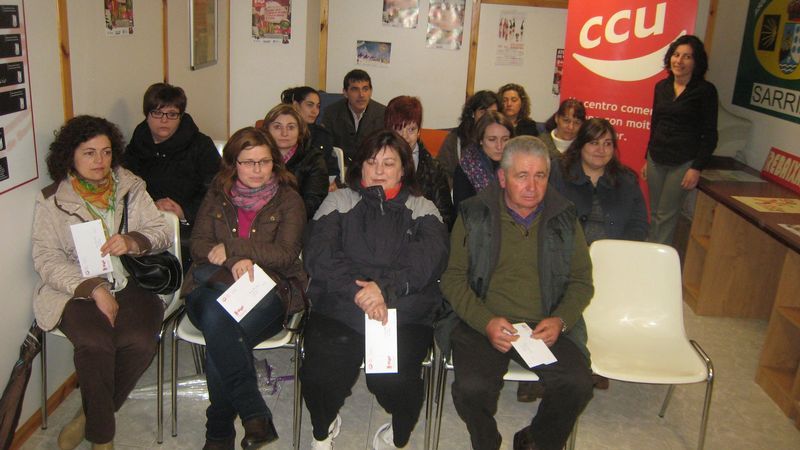 La entrega de los vales de compra se celebr� en la sede de los comerciantes de Sarria