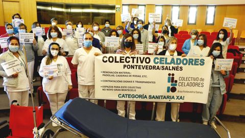 Celadores, este lunes, durante su encierro de 24 horas en el Hospital Montecelo, en Pontevedra