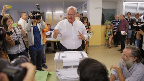 El candidato de Catalunya S que es Pot, Llus Rabell, deposita su voto en un colegio barcelons