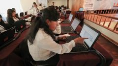 Funcionarios bolivianos, durante el recuento electoral