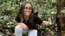 Jana Lpez, en el bosque de Bioko, al lado de uno de los equipos de cmaras que emplea en su investigacin del dril