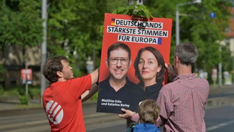 Los voluntarios con un cartel del agredidoMatthias Ecke y una colega del SPD, en la manifestación a favor de la democracia y contra la violencia.