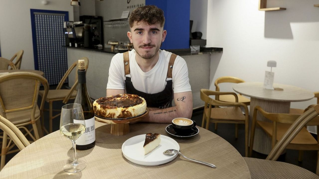 El burelense Andr�s Quiroga posa con una tarta de queso y uno de los vinos gallegos que ofrece en las catas y en local nuevo que ha abierto en Bilbao