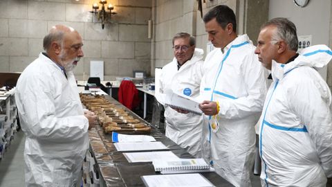 Snchez visita el laboratorio forense en Cuelgamuros