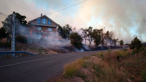 El fuego se ha acercado peligrosamente a las viviendas en la parroquia de Seoane