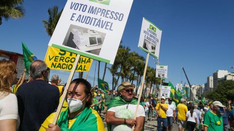 Simpatizantes de Bolsonaro se manifestaron el domingo en varias ciudades de Brasil (en la imagen la marcha de Rio de Janeiro) para exigir el voto en papel