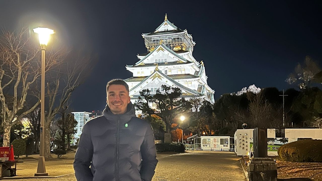 El da de Tatiana en su hotel turco, foto a foto..Joel Mirad, con el castillo de Osaka de fondo, se desplaz a Japn para entrenar a la cantera del Reys 99.