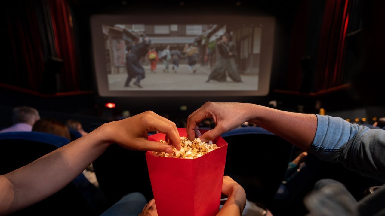 Espectadores con palomitas en el cine