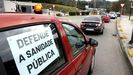 Caravana de coches organizada por la plataforma en defensa de la sanidad pública de O Condado
