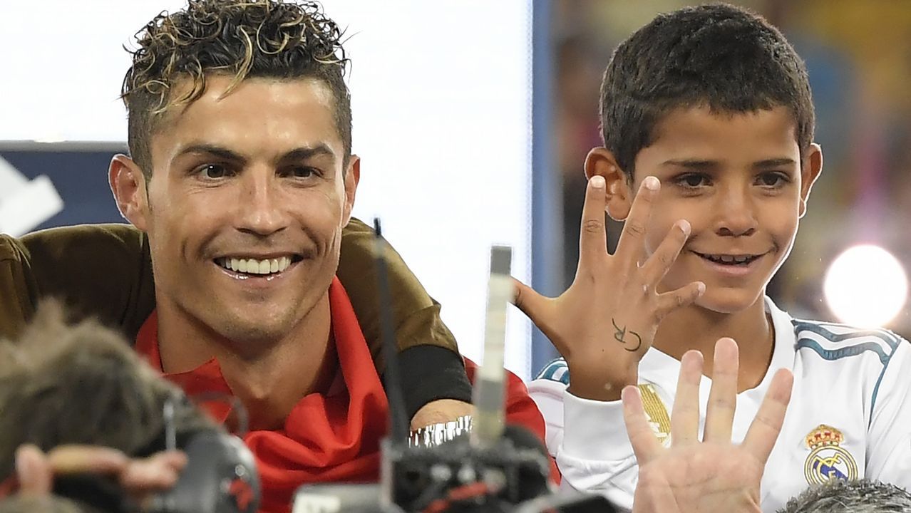 Cristiano Ronaldo junto a su hijo mayor
