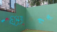 A los pocos días de pintar la pista de pádel se reprodujeron los actos vandálicos en sus paredes