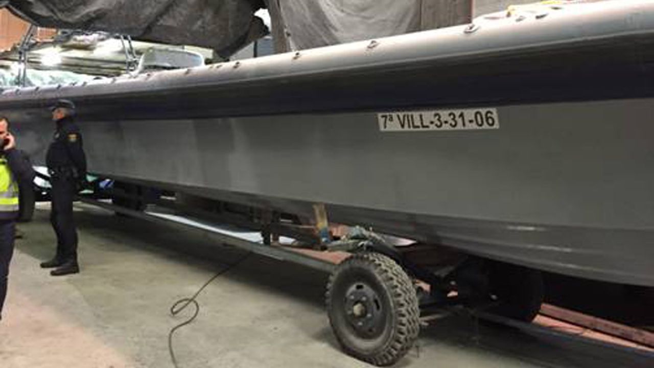 La Gran Dama I es una planeadora semirr�gida de 12 metros de eslora