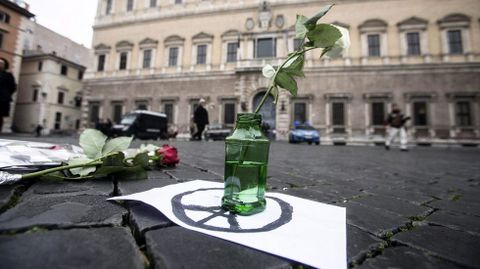 Flores en recuerdo  de la masacre de París en Roma.