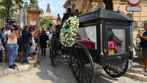 Un coche de caballos portó el féretro de María Jiménez hasta el cementerio de San Fernando
