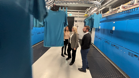 La delegaci�n gallega durante su visita a la lavander�a verde de Aarhus.