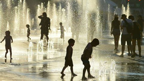 Niños jugando en las fuentes de agua de la plaza de las Artes, en Montreal, Canada