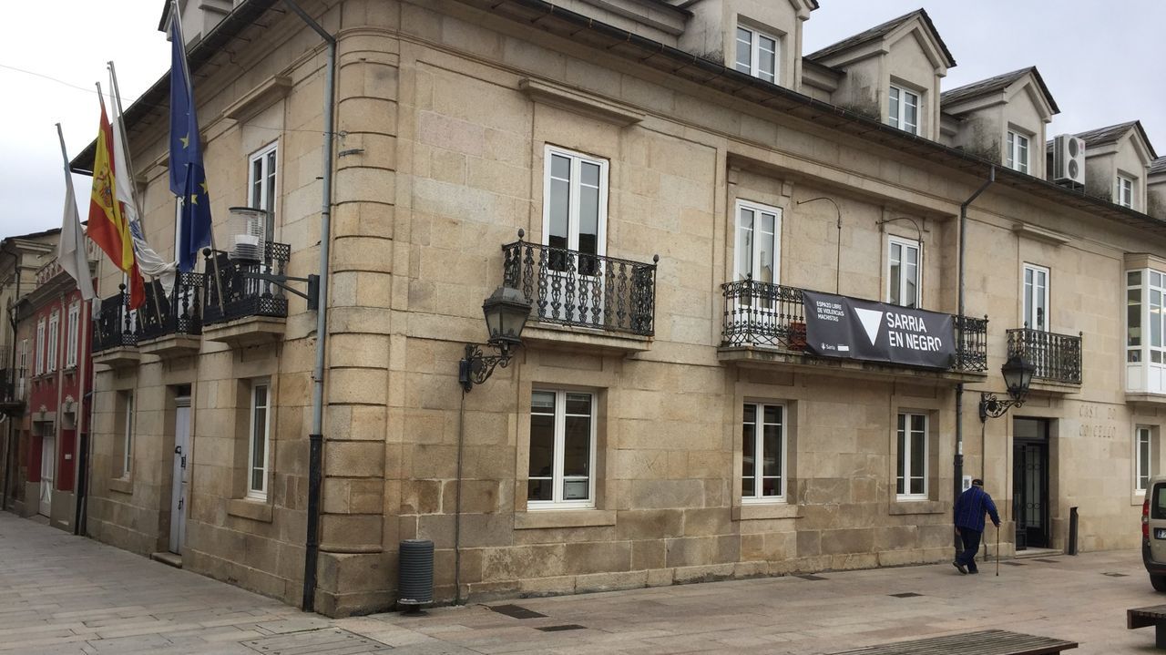 Los rostros clebres de la distancia social.Casa do Concello de Sarria