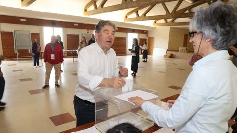 Votación del candidato del BNG a la alcaldía de Pontevedra, Miguel Anxo Fernández Lores, en el colegio de Marcón