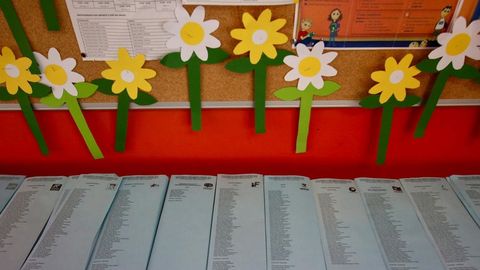Papeletas dispuestas en la mesa electoral del colegio Juan de Lángara, en Ferrol
