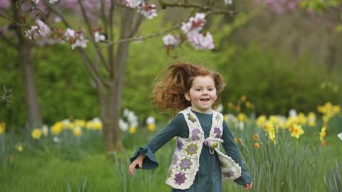Una nia correteando por un parque en Londres. 
