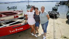 Begoa, Manuela y Mara Jos, disfrutando juntas de su localidad natal, A Illa