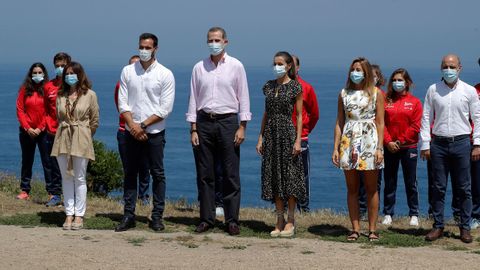 os reyes Felipe y Letizia junto al piragüista Saúl Cravioto y otros deportistas asturianos en el Cerro de Santa Catalina, en Gijón donde han visitado la exposición al aire libre Elogio del Horizonte .