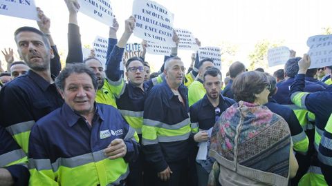 Protesta de los trabajadores de Ence en la Diputación de Pontevedra