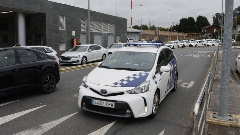 La Policía Local de Culleredo supervisa el servicio de taxis en el aeropuerto de A Coruña tras el traslado masivo de vuelos de Lavacolla