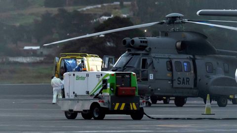 Helicóptero del Servicio Aéreo de Rescate con los tres inmigrantes rescatados al suroeste de El Hierro