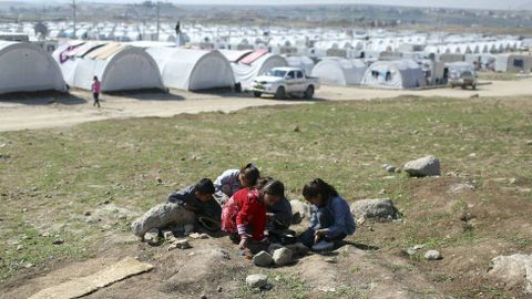Unos nios juegan en un campo de refugiado en Irak. 