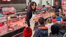 Escolares participando en una de las visitas a un supermercado.