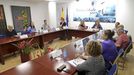 Vecinos de O Val y corporación de Narón, con representantes de la Xunta, en la comisión sobre las moscas