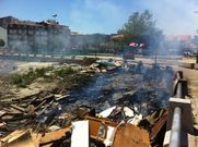 Prenden fuego a una hoguera en O Grove y destrozan el paseo mar�timo de Terra de Porto...