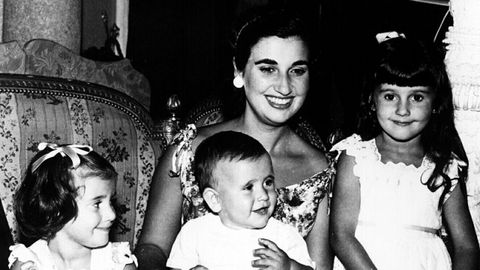 Carmen Franco con algunos de sus hijos en 1955