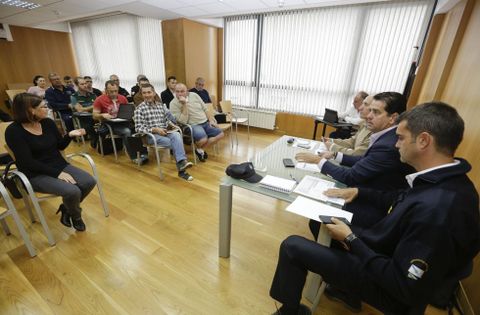 Las cofradas se reunieron en la sede de Portos en la mesa contra el furtivismo. 