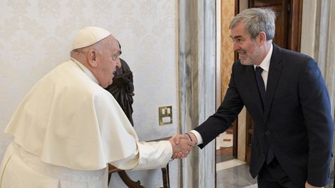 El papa, durante el encuentro con el presidente canario, Fernando Clavijo