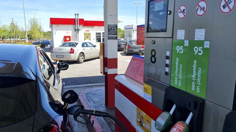 Los carburantes ponen fin a su espiral bajista y registran la primera subida del 2026
