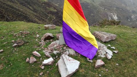 El monolito de El Mazucu, destrozado, cubierto por una bandera republicana