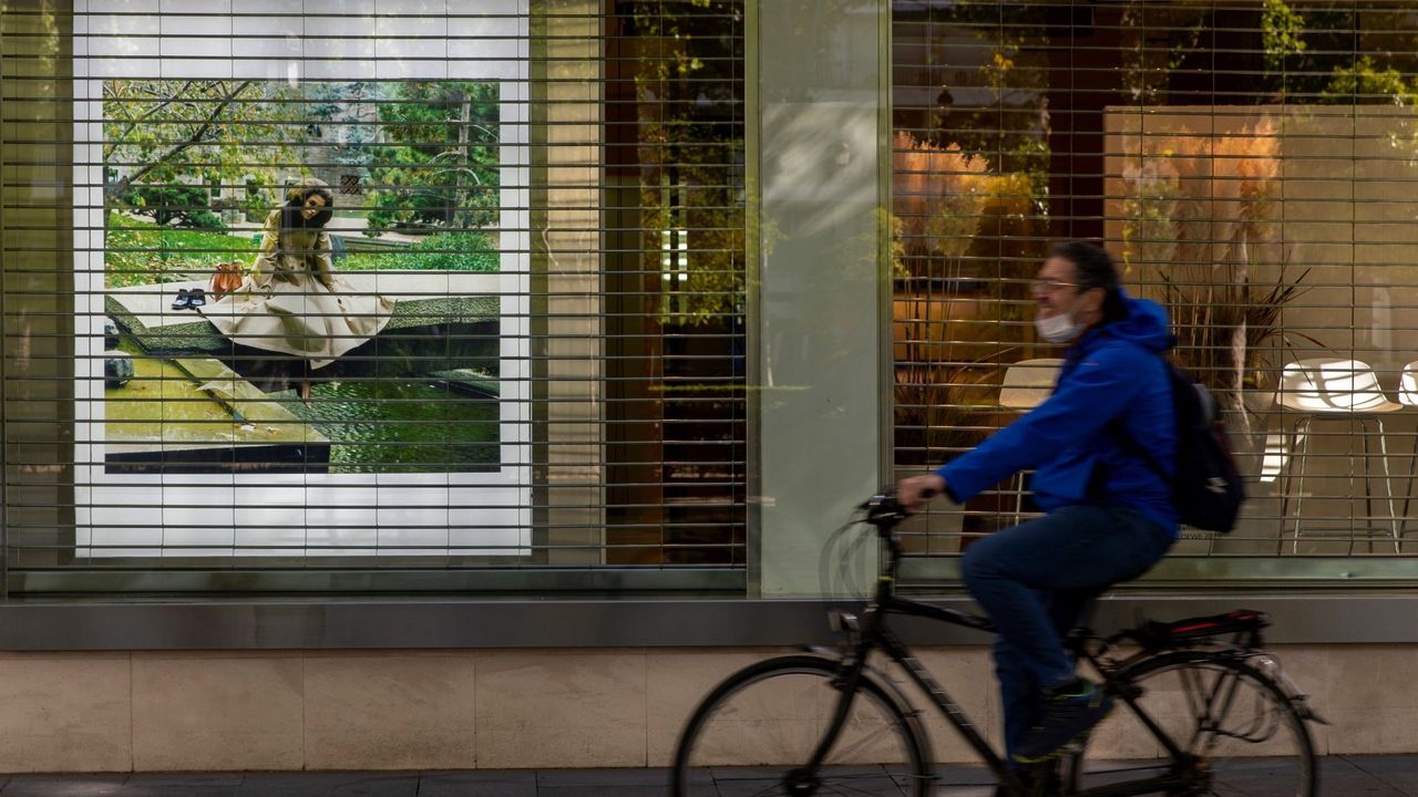 Unos j�venes disfrutan en unas terrazas en Estocolmo