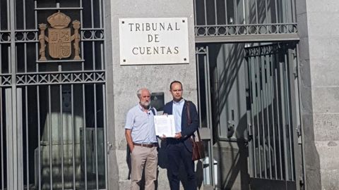 Los concejales de Recupera Madrid ante las puertas del Tribunal de Cuentas.
