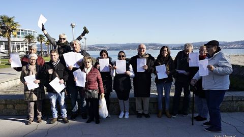 Imagen de la concentracin tras la primera recogida de firmas para la regeneracin de la playa de vecinos de Sada