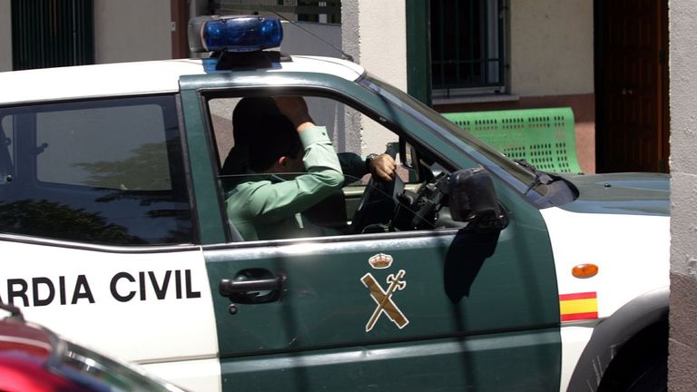 Suspenden a un guardia civil por pegar a su hija por no hacer las tareas escolares