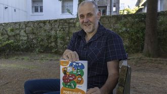 Valentim Fagim, profesor de Portugués na Escola Oficial de idiomas de Santiago, co seu recente libro