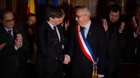 El alcalde de Perpin, Jean-Marc Pujol, de origen cataln y que comulga con la causa independentista, saluda a Puigdemont 