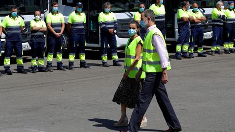 Los reyes, Felipe y Letizia, durante su visita al Centro de Tratamiento de Residuos de Cogersa, en Gijón